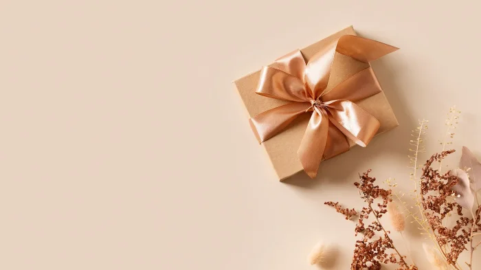Подарки женщине на Новый 2026 год: 27 идей на любой вкус