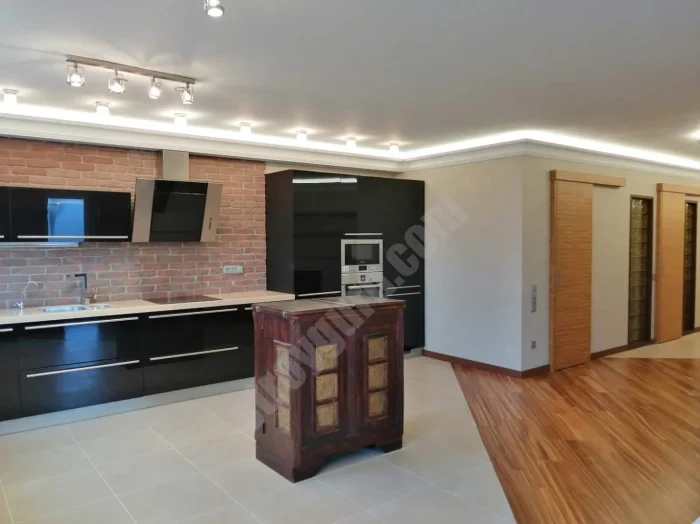 Большая кухня.