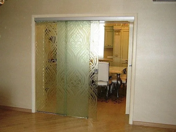 Стеклянная дверь.