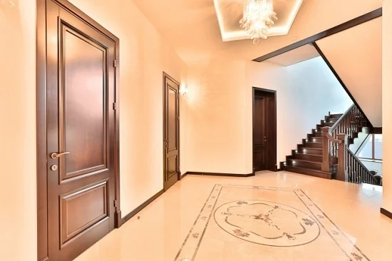 Плинтус под цвет дверного полотна.