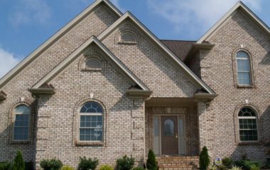 Кирпичный фасад для частного дома: преимущества, выбор материала и монтаж