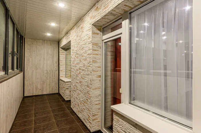 Камень на балконе