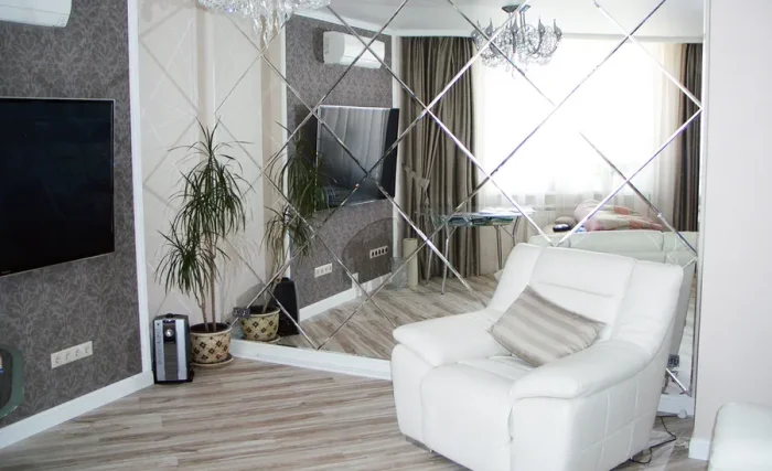 Зеркальная плитка у окна