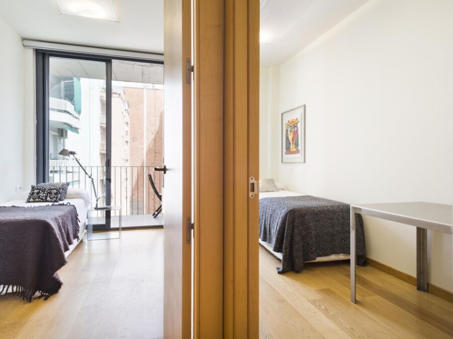 Дизайн спальни с балконом: 130 фото совмещения, идей зонирования и планировки