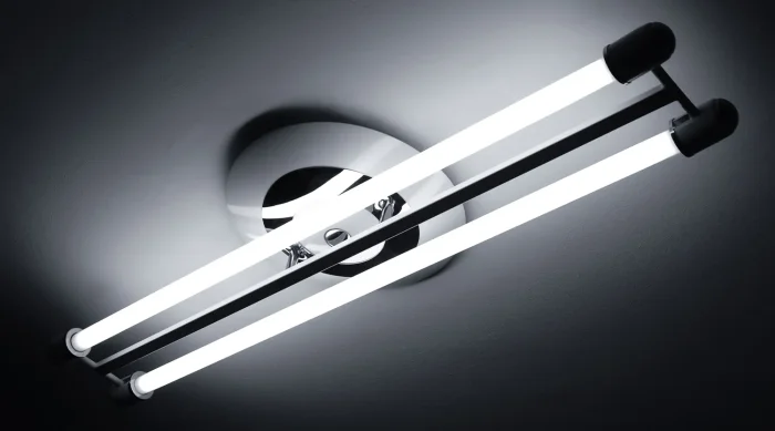 Люминесцентные лампы на потолке