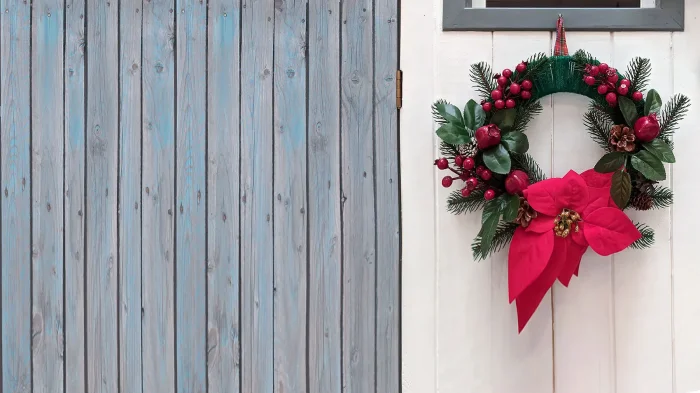 Украшение дома к Новому году: идеи для фасада и двора