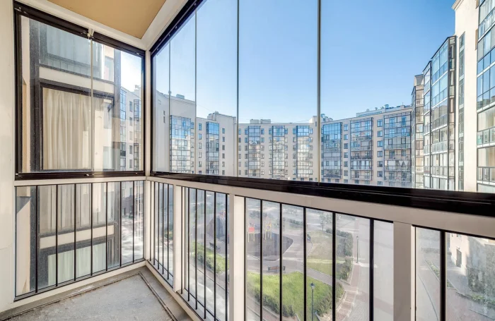 Безрамное остекление балкона: плюсы, минусы и цена