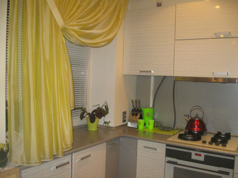 Короткие шторы на кухню: 155 фото новинок дизайна до подоконника